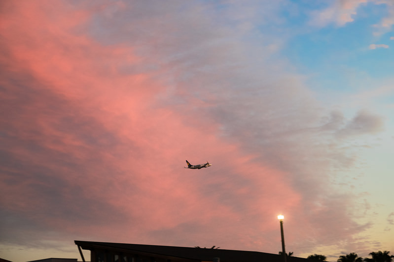 夕焼けの中を飛ぶ飛行機