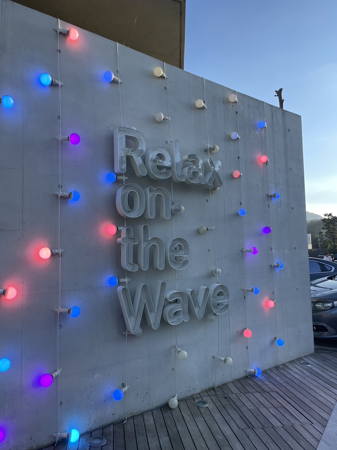 壁にRelax on the Waveの文字